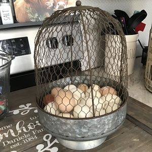 Farmhouse basket with top and bottom see in pic
